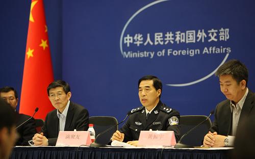 3月6日,北京市出入境邊防總站站長(zhǎng)滿聚友在介紹入境情況。當(dāng)日,外交部在北京舉行新聞發(fā)布會(huì),邀請(qǐng)領(lǐng)事保護(hù)司、北京市出入境邊防總站和赴利比亞工作組成員,向媒體介紹撤離在利比亞中國(guó)公民情況。新華社記者 袁滿 攝