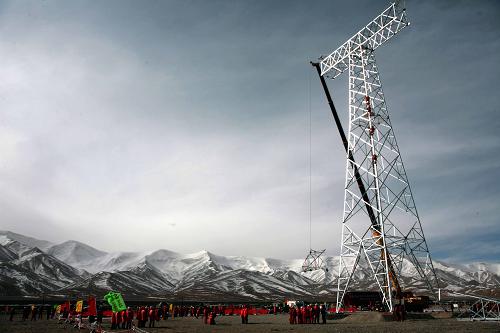 電網(wǎng)建設(shè)者在昆侖雪山下組立鐵塔(3月5日攝)。被稱為“電力天路”的青藏聯(lián)網(wǎng)工程有望年底建成。目前,青藏聯(lián)網(wǎng)工程格爾木至拉薩直流段已進(jìn)入組立鐵塔階段??偼顿Y達(dá)162億元的青藏聯(lián)網(wǎng)工程是世界海拔最高、穿越多年凍土地段最長(zhǎng)的輸變電工程,其中格爾木至拉薩的直流線路總長(zhǎng)1038公里。工程建成投運(yùn)后,可從根本上解決西藏缺電問題,對(duì)促進(jìn)青海、西藏兩省區(qū)經(jīng)濟(jì)社會(huì)可持續(xù)發(fā)展具有重要意義。新華社發(fā)(祁正吉 攝)