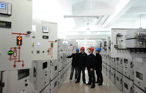 3月14日,國(guó)家電網(wǎng)天津?yàn)I海供電分公司員工在查驗(yàn)110千伏智能變電站設(shè)備。新華社記者劉海峰攝