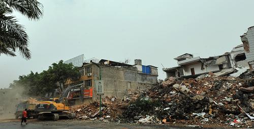 3月15日,城建部門對(duì)建筑物廢墟進(jìn)行清運(yùn)。新華社記者陳海寧攝