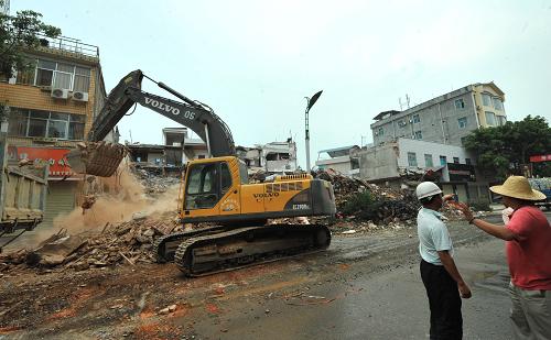 3月15日,城建部門對(duì)建筑物廢墟進(jìn)行清運(yùn)。新華社記者陳海寧攝