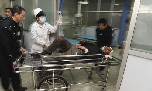 3月16日,山西臨汾重大交通事故中的一名傷員被送到臨汾市第一醫(yī)院救治。新華社發(fā)(李虎威 攝)