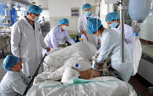 3月16日,臨汾市人民醫(yī)院醫(yī)護(hù)人員對傷者進(jìn)行緊急救治。新華社發(fā)