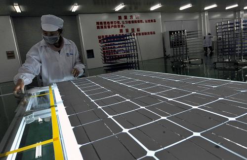 桂林尚科光伏應(yīng)用有限公司的職工在檢測(cè)產(chǎn)品(3月14日攝)。目前,占地1.4平方公里、總投資150億元的太陽(yáng)能光伏產(chǎn)業(yè)園在廣西桂林市興安縣初步建成。桂林尚科光伏等11家生產(chǎn)企業(yè)或竣工投產(chǎn)或開(kāi)工建設(shè),初步形成了上游原材料生產(chǎn)、中游裝備制造、系統(tǒng)集成和下游產(chǎn)品應(yīng)用等太陽(yáng)能光伏產(chǎn)業(yè)鏈。據(jù)介紹,目前廣西正致力于將這一產(chǎn)業(yè)園打造成廣西乃至西南地區(qū)最大的太陽(yáng)能電池生產(chǎn)基地,到“十二五”期末,將實(shí)現(xiàn)年產(chǎn)值500億元以上,帶動(dòng)數(shù)萬(wàn)人就業(yè)。新華社記者 陳瑞華 攝