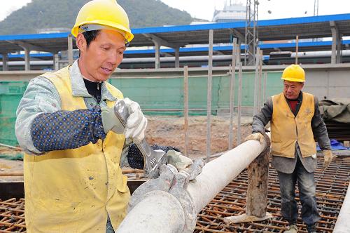3月23日,兩名建筑工人在貴陽客站改擴(kuò)建工程現(xiàn)場施工。目前,由中鐵八局承建的貴廣高鐵引入貴陽樞紐工程正在全面展開。該工程共計(jì)投資3.56億元,由貴陽客站改擴(kuò)建、南明河雙線特大橋等系列工程組成。工程預(yù)計(jì)于2013年竣工,竣工后將大大提高貴陽站運(yùn)送能力。據(jù)了解,作為國家十一五重點(diǎn)項(xiàng)目的貴廣高速鐵路是中國西南地區(qū)第一條時(shí)速在250公里以上的高標(biāo)準(zhǔn)鐵路。項(xiàng)目建成后,乘火車從貴陽到廣州的時(shí)間將從原來的22個(gè)小時(shí)左右縮短至3個(gè)半個(gè)小時(shí)左右。新華社記者 劉續(xù) 攝
