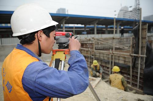 3月23日,一名工人在貴陽客站改擴(kuò)建工程現(xiàn)場測量數(shù)據(jù)。新華社記者 劉續(xù) 攝