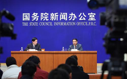 日前發(fā)布的《國民經(jīng)濟(jì)和社會發(fā)展第十二個五年規(guī)劃綱要》用四章篇幅謀劃出今后5年我國農(nóng)業(yè)農(nóng)村經(jīng)濟(jì)社會發(fā)展的美好前景。3月24日,中央農(nóng)村工作領(lǐng)導(dǎo)小組副組長、辦公室主任陳錫文在國務(wù)院新聞辦公室舉行的新聞吹風(fēng)會上對此作了詳細(xì)解讀。新華社記者 邢廣利 攝