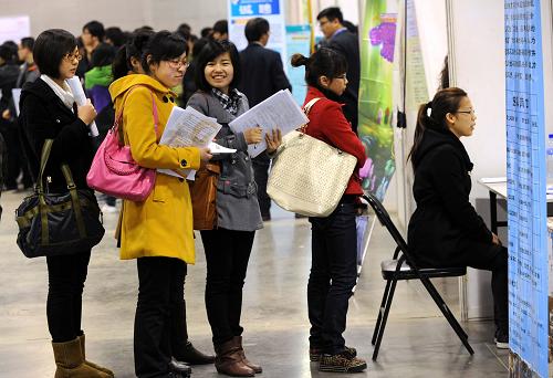 3月27日,求職者在用人單位招聘攤位前排隊(duì)?wèi)?yīng)聘。當(dāng)日,由江蘇省商務(wù)廳、省教育廳共同主辦的江蘇省2011年服務(wù)外包創(chuàng)新創(chuàng)業(yè)人才引進(jìn)暨高校畢業(yè)生專場(chǎng)公益招聘會(huì)在南京國(guó)際展覽中心舉行,各地300多家服務(wù)外包企業(yè)與會(huì)招聘,提供1.3萬多個(gè)崗位的就業(yè)機(jī)會(huì)。服務(wù)外包產(chǎn)業(yè)是江蘇省重點(diǎn)扶持的新興產(chǎn)業(yè)之一,人才需求旺盛,用人崗位涉及計(jì)算機(jī)、互聯(lián)網(wǎng)、通信工程、動(dòng)漫、創(chuàng)意設(shè)計(jì)、生物醫(yī)藥、新技術(shù)研發(fā)及應(yīng)用等數(shù)十個(gè)專業(yè)類別。新華社記者 孫參 攝