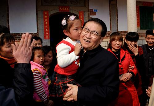 3月24日至27日,中共中央政治局常委李長(zhǎng)春在福建調(diào)研。這是3月25日,李長(zhǎng)春在莆田市西天尾鎮(zhèn)龍山村調(diào)研時(shí)和藹地抱起一名小朋友。新華社記者 姜克紅 攝