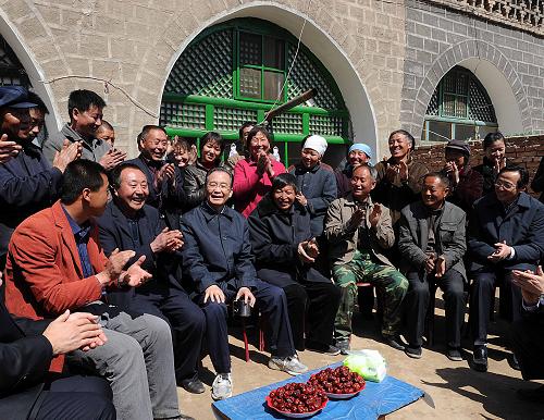 這是4月3日,溫家寶在興縣張家灣村就土地、教育等問題和當?shù)卮迕褡?。新華社記者 李濤 攝