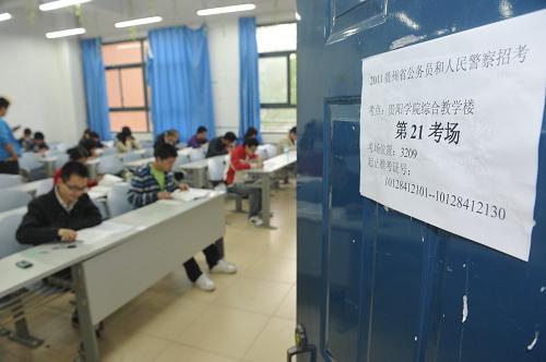 4月24日,考生在貴陽學(xué)院考點(diǎn)內(nèi)考試。當(dāng)日,2011年貴州省公務(wù)員考試開考,此次參加貴州省公務(wù)員考試筆試的人數(shù)達(dá)14.3萬人,為貴州省歷年來公務(wù)員考試報(bào)考人數(shù)最多的一次。據(jù)悉,本次貴州省公務(wù)員考試計(jì)劃招考5285名公務(wù)員,平均錄用比為1:27。其中,競(jìng)爭(zhēng)最激烈的崗位錄用比已超過1:1000。新華社記者 歐東衢攝