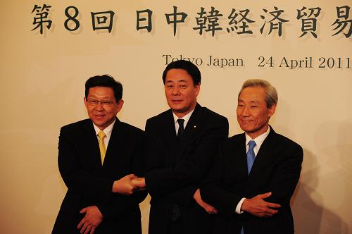 4月24日,在日本首都東京,中國商務(wù)部部長陳德銘(左)、日本經(jīng)濟產(chǎn)業(yè)大臣海江田萬里(中)與韓國外交通商部通商交涉本部長金宗塤在會議開始前合影。新華社記者季春鵬攝