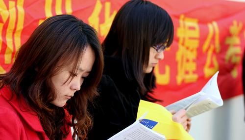 4月24日,在濟(jì)南普利中學(xué)考點(diǎn)外,考生等待進(jìn)入考場(chǎng)。新華社發(fā)(趙曉明 攝)