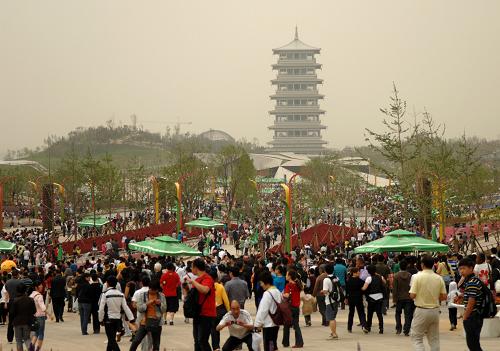 5月1日,游人在世園會(huì)園區(qū)內(nèi)游覽。當(dāng)日是五一小長假第二天,西安世園會(huì)迎來客流高峰,預(yù)計(jì)當(dāng)日接待游客人數(shù)將超過10萬人。新華社記者李一博攝