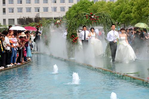 5月1日,新人在武漢江灘舉行集體婚禮。新華社記者 程敏 攝