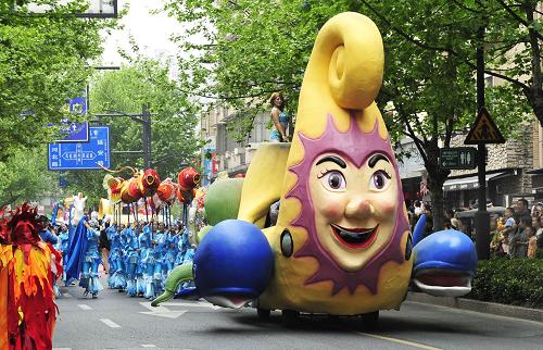 5月1日,《海的童話》動漫彩車巡游在杭城鬧市街頭。新華社發(fā)(李忠 攝)