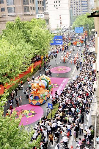 5月1日,大型動漫彩車巡游隊伍行進在杭州鬧市街頭。新華社發(fā)(李忠 攝)