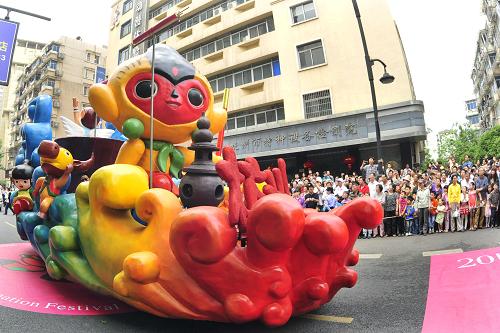 5月1日,動漫節(jié)吉祥物主題彩車從杭城鬧市街頭巡游而過。當日,第七屆中國國際動漫節(jié)大型彩車巡游狂歡活動在杭州南宋御街中北創(chuàng)意街區(qū)舉行,15輛動漫彩車和逾千名演員組成的動漫卡通巡游隊伍吸引眾多觀眾夾道觀賞,也為“五一”節(jié)的杭城增添節(jié)日的歡慶氣氛。新華社發(fā)(李忠 攝)