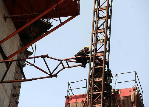 5月1日,工人正在進(jìn)行施工。新華社記者 徐昱 攝
