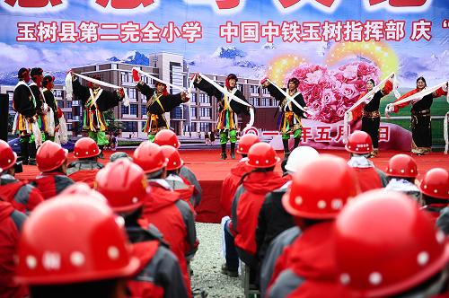 5月1日,玉樹縣第二完全小學(xué)的老師在為中鐵援建工人表演藏族舞蹈。新華社記者 張宏祥 攝
