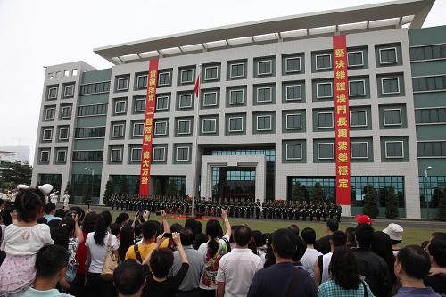 5月1日,澳門市民在氹仔軍營觀看升國旗儀式。新華社記者 張金加 攝