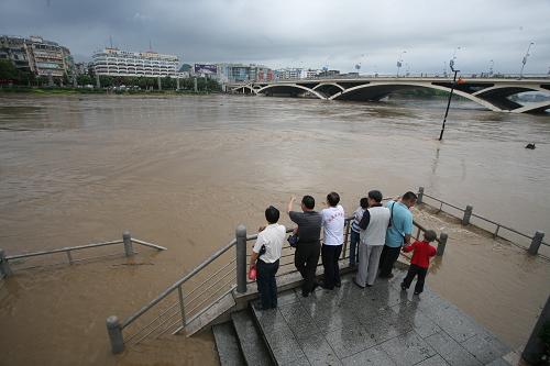 5月8日,市民在漓江邊看江水上漲。 新華社發(fā)(李凱 攝)
