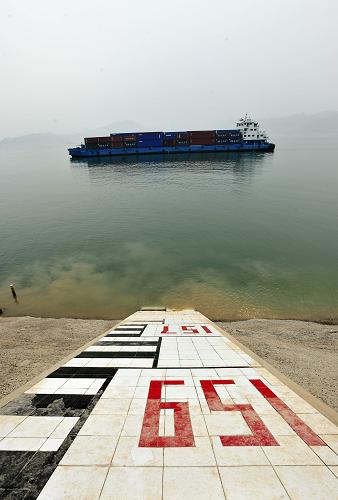 5月9日,一艘貨輪從三峽水庫(kù)上游太平溪水文標(biāo)識(shí)前駛過。新華社發(fā)(鄭家裕 攝)