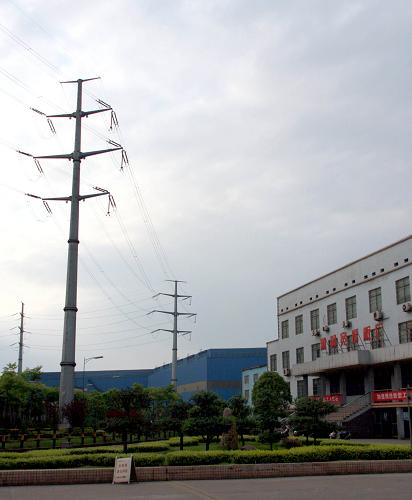 暫時停產(chǎn)的湖南華菱湘潭鋼鐵有限公司寬厚板生產(chǎn)車間與一旁的輸電線路(5月9日攝)。新華社記者 韓曦樂 攝