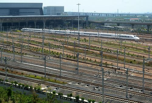 5月10日,一列動(dòng)車組列車從即將進(jìn)入試運(yùn)行的上海虹橋站京滬高鐵鐵軌旁(前側(cè))駛過。目前,京滬高鐵上海虹橋站高鐵站臺(tái)站廳、高鐵實(shí)名售票機(jī)等已進(jìn)行最后調(diào)試。該站將于11日進(jìn)入京滬高鐵試運(yùn)行階段,為6月底正式運(yùn)營做最后準(zhǔn)備。新華社發(fā)(鈕一新 攝)