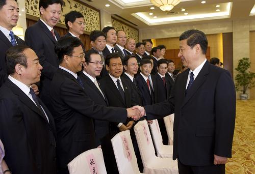 5月10日,中共中央政治局常委、中央書記處書記、國(guó)家副主席習(xí)近平在貴陽(yáng)主持召開深入貫徹落實(shí)十七屆四中全會(huì)精神、進(jìn)一步加強(qiáng)和改進(jìn)黨的建設(shè)座談會(huì)并講話。這是習(xí)近平親切接見與會(huì)人員。新華社記者李學(xué)仁攝