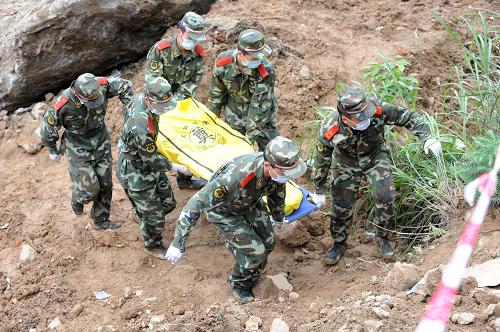 5月10日,廣西全州縣咸水鄉(xiāng)洛江村廣坑槽屯,搜救人員將一名遇難者遺體抬出現(xiàn)場。新華社記者 周華 攝