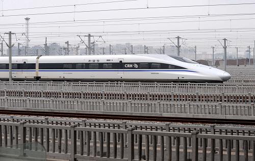 5月11日,一列試運(yùn)行的動(dòng)車組列車行駛在京滬高鐵南京南站軌道上。當(dāng)日,京滬高速鐵路在基本完成聯(lián)調(diào)聯(lián)試的基礎(chǔ)上,開始進(jìn)入運(yùn)行試驗(yàn)階段,作為京滬高鐵五大樞紐站之一的南京南站迎來一趟趟試運(yùn)行的“和諧號(hào)”CRH380A型動(dòng)車。根據(jù)鐵道部統(tǒng)一安排,從5月11日起,京滬高鐵全線將按照實(shí)際列車運(yùn)行圖,用一個(gè)月左右的時(shí)間進(jìn)行運(yùn)行圖參數(shù)測(cè)試、故障模擬和應(yīng)急演練等在內(nèi)的運(yùn)行試驗(yàn)。新華社記者孫參攝