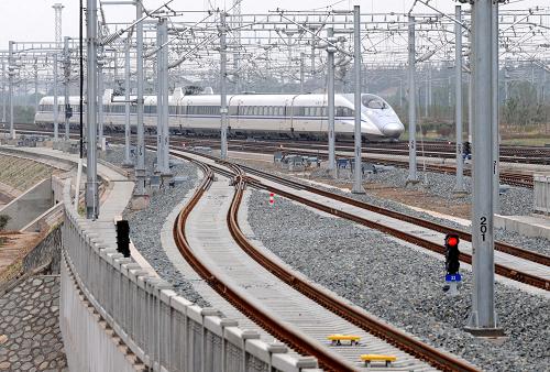 5月11日,一列試運(yùn)行的動(dòng)車組列車行駛在京滬高鐵南京南站軌道上。新華社記者孫參攝
