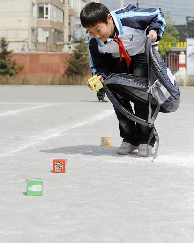 5月11日,正陽小學(xué)一名學(xué)生在逃生演練中挑選應(yīng)急物品。新華社記者 林宏 攝