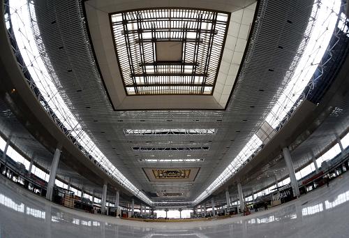 5月11日,工人們在京滬高鐵南京南站候車大廳進行裝修施工。新華社記者 孫參 攝