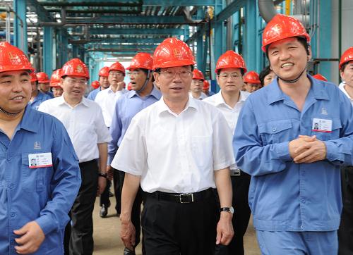 這是5月9日,賀國強在巴陵石化公司考察。新華社記者 馬占成 攝