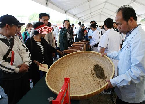 5月13日,中藥調(diào)劑技師(右一)現(xiàn)場制作傳統(tǒng)中藥。當(dāng)日,第四屆北京中醫(yī)藥文化宣傳周暨第三屆地壇中醫(yī)藥健康文化節(jié)在地壇公園開幕?;顒又黝}為“健康、文化、創(chuàng)新”。據(jù)介紹,本次活動為期3天,從5月13日至5月15日在北京地壇公園舉行,期間將有“中醫(yī)藥非遺文化展示”、“中醫(yī)藥健康社區(qū)體驗”、“中醫(yī)藥精品圖書薈萃”等主題活動,并有北京市27家權(quán)威醫(yī)療機(jī)構(gòu)的中醫(yī)、中西醫(yī)結(jié)合專家為市民提供專業(yè)的義診咨詢與健康科普講座。新華社發(fā)(李方宇 攝)