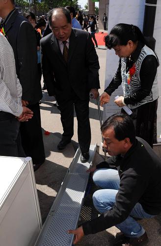 5月13日,殘疾人在體驗(yàn)輔助器具的使用。新華社記者 唐召明 攝