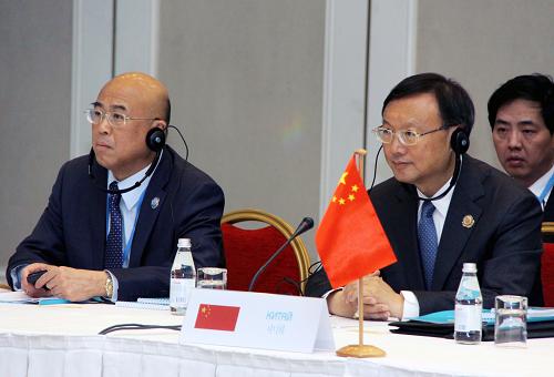 5月14日,上海合作組織成員國(guó)外長(zhǎng)理事會(huì)會(huì)議在哈薩克斯坦第一大城市阿拉木圖開(kāi)幕,中國(guó)外交部長(zhǎng)楊潔篪(前右)出席會(huì)議。新華社記者 趙宇 攝