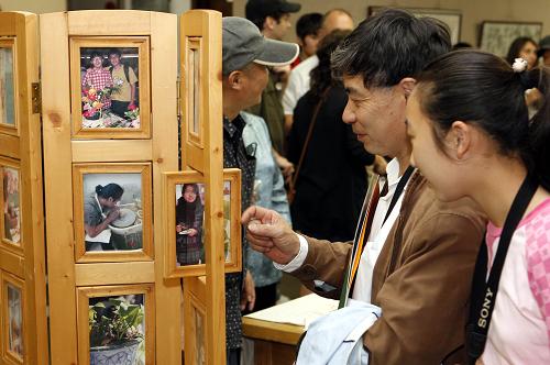 5月14日,一對(duì)父女在觀賞攝影作品。新華社記者 張明 攝