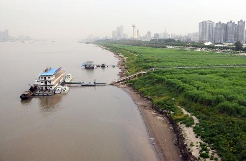這是5月14日,在武漢長(zhǎng)江漢口江灘拍攝的水位情景。由于降雨持續(xù)偏少,長(zhǎng)江中下游干流水位較歷史同期均值明顯偏低,其中武漢至九江段逼近歷史最低水平。記者從湖北省防汛抗旱指揮部舉行的會(huì)商會(huì)上了解到,長(zhǎng)江干流宜昌到九江段水位比歷史均值偏低2.5米至5.6米。監(jiān)測(cè)顯示,目前,武漢關(guān)水位接近15米枯水線;九江水位為9.43米,接近歷史最低。新華社記者 熊金超 攝
