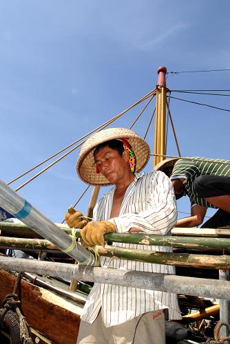 5月16日,一名海南省瓊海市潭門鎮(zhèn)漁民在為維護(hù)、修理漁船做準(zhǔn)備工作。自5月16日12時(shí)起至8月1日12時(shí)止,在北緯12度以北中華人民共和國管轄的南海海域(含北部灣),除單層刺網(wǎng)、釣業(yè)外,禁止其他所有作業(yè)類型生產(chǎn)。這是中國從1999年開始,連續(xù)第十三年實(shí)行嚴(yán)格的南海海域伏季休漁制度。新華社記者 侯建森 攝