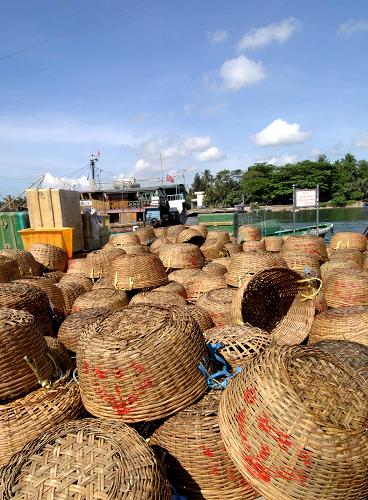 這是海南省瓊海市潭門鎮(zhèn)漁港碼頭上晾曬的魚簍(5月16日攝)。新華社記者 侯建森 攝