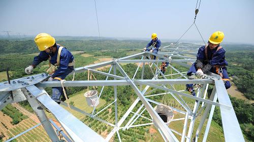 5月17日,在安徽省宣城市宣州區(qū)黃渡鄉(xiāng)境內(nèi),安徽送變電工程公司施工人員在52米高空組裝錦蘇線電力鐵塔。當(dāng)日,四川錦屏至江蘇蘇南的±800千伏特高壓直流輸電線路(錦蘇線)安徽段工程建設(shè)進(jìn)入鐵塔組立階段。錦蘇線從四川錦屏至江蘇蘇南,長約2090千米,途經(jīng)四川、重慶、湖南、湖北、安徽、浙江、江蘇、上海等省市,輸送容量720萬千瓦,是世界上在建輸送容量最大、輸送線路最長的特高壓直流輸電工程。該線路建成后,可實(shí)現(xiàn)西南水電大規(guī)模送出,為后續(xù)的西電東送工程奠定堅(jiān)實(shí)的技術(shù)基礎(chǔ)。新華社發(fā)(鄭賢列 攝)