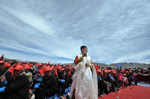 5月23日,演員在西藏日喀則市甲措雄鄉(xiāng)紅歌會(huì)現(xiàn)場表演。新華社發(fā)(何勝科 攝)