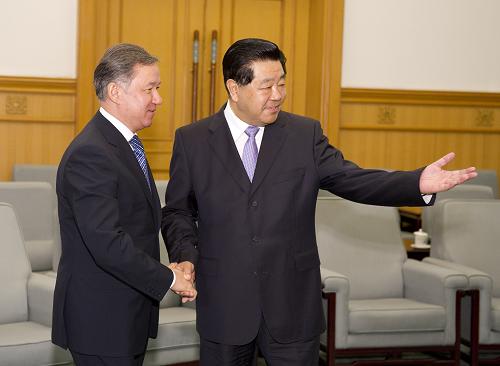 5月25日,中共中央政治局常委、全國政協(xié)主席賈慶林在北京人民大會堂會見由黨的第一副主席尼格馬圖林率領(lǐng)的哈薩克斯坦“祖國之光”人民民主黨代表團。新華社記者 黃敬文 攝