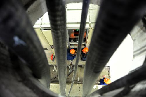 5月25日,電力設(shè)備安裝人員在合肥市東郊變電站進(jìn)行智能化改造,提升電力供應(yīng)效能。新華社記者 王雷 攝