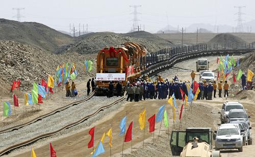 5月26日,蘭新鐵路電氣化改造工程工地,施工人員操作500米長(zhǎng)軌直鋪機(jī)進(jìn)行鋪軌。新華社發(fā)(蔡增樂(lè) 攝)