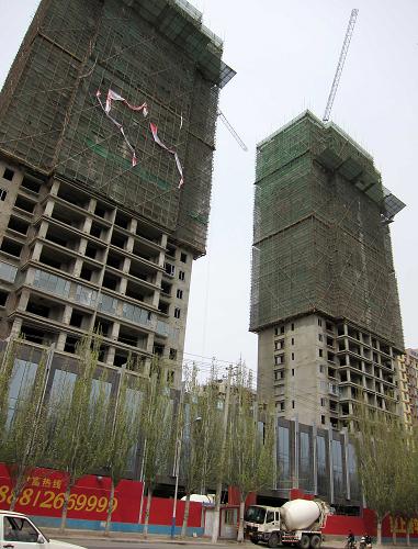 內(nèi)蒙古呼和浩特市一處正在建設(shè)的高層樓宇(5月27日攝)。新華社記者 張領(lǐng) 攝