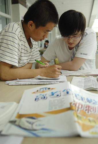 6月6日,兩名高考生在寧夏圖書(shū)館內(nèi)討論復(fù)習(xí)。當(dāng)日是2011年全國(guó)高考前的最后一天,寧夏銀川的眾多高三學(xué)生抓住這最后一天的時(shí)間,在寧夏圖書(shū)館內(nèi)看書(shū)復(fù)習(xí),為自己查漏補(bǔ)差。據(jù)了解,今年寧夏銀川普通高考共報(bào)名18002人,較去年增加7.6%。新華社記者 彭昭之 攝